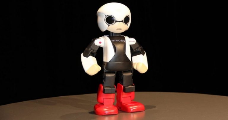تويوتا تبني روبوت صغير يستطيع الكلام.. فما السبب؟